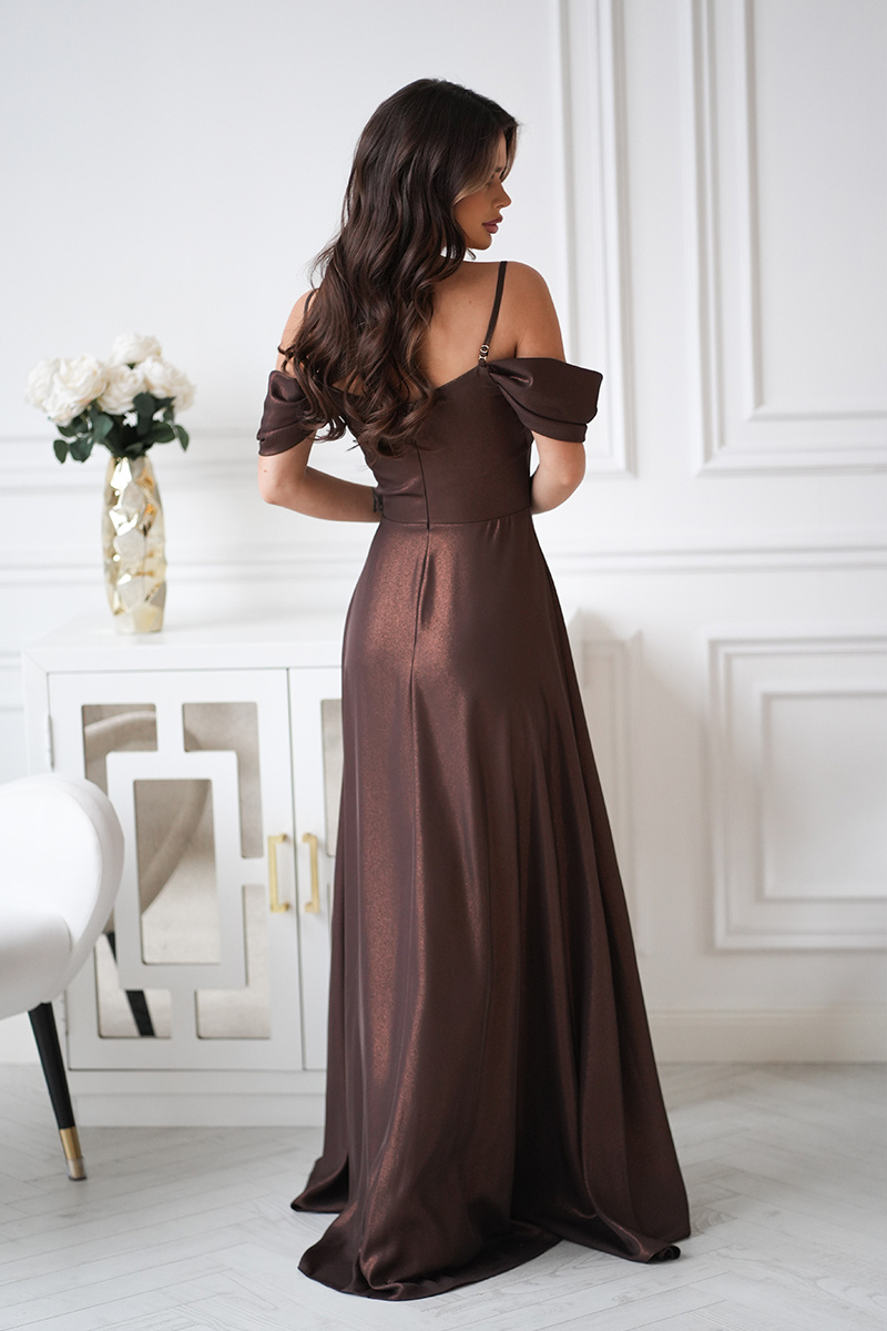 Elegancka Sukienka Z Drapowaniem, Rozcięciem I Błyszczącą Tkaniną czekolada