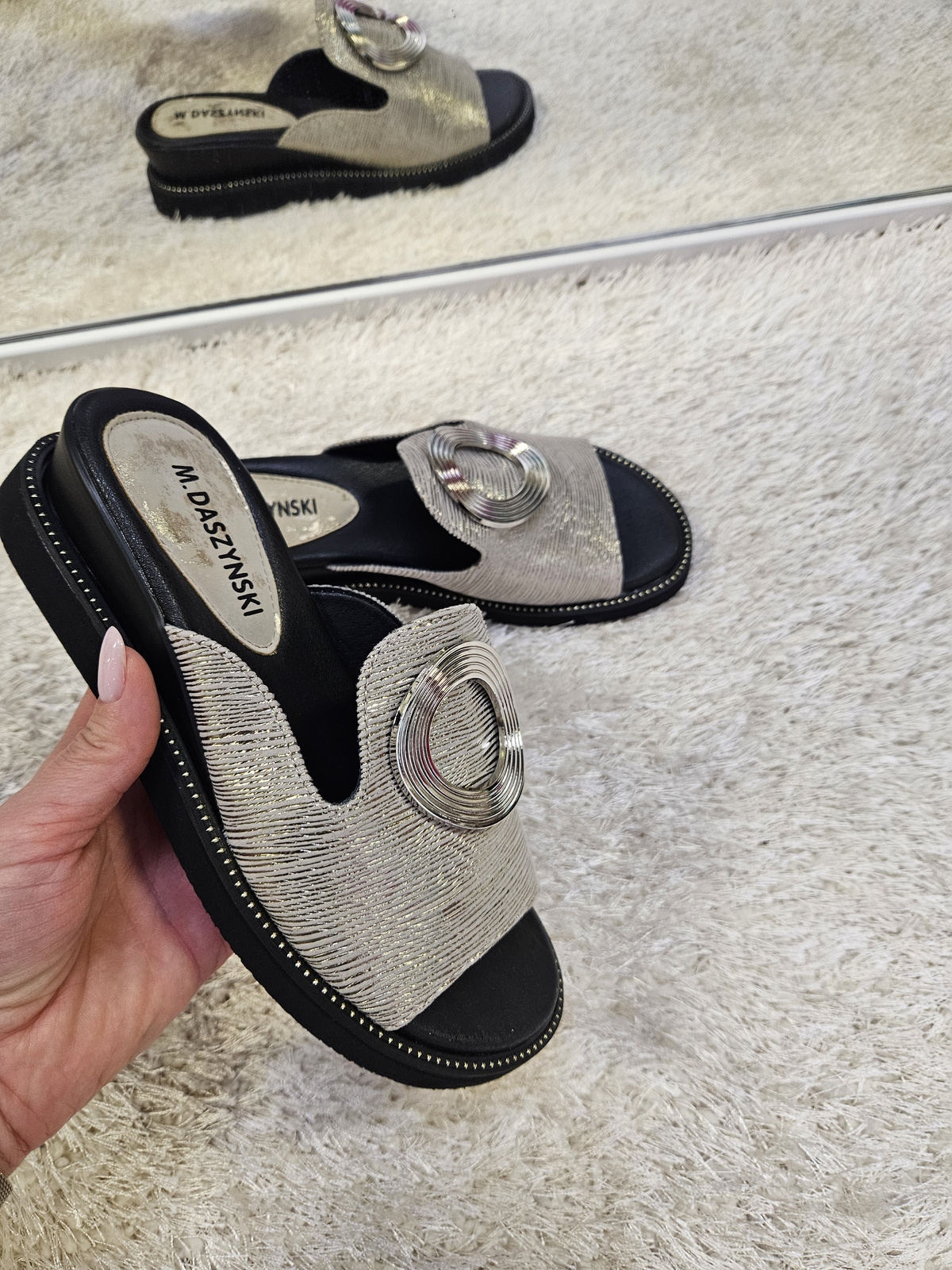 Stylowe srebrne klapki damskie na koturnie