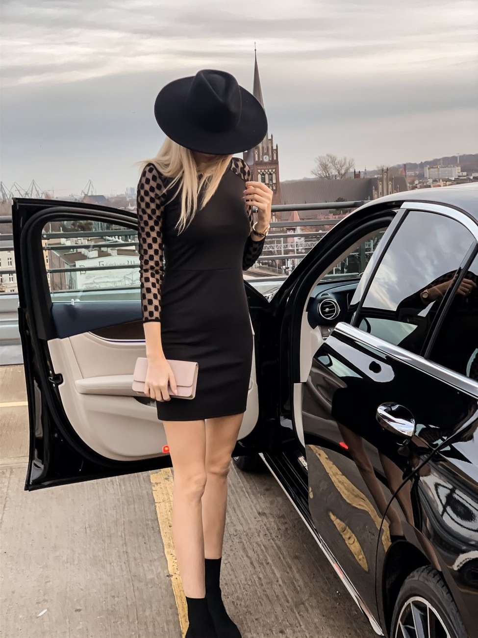  Mona Mała Czarna Elegancka Sukienka Z Siateczką Na Studniówkę
