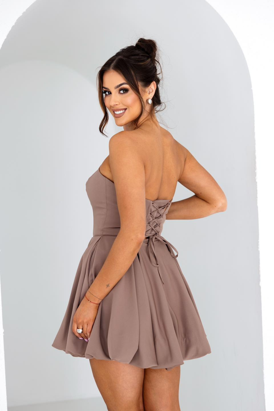 Elegancka gorsetowa mini Sukienka Stella bombka fango