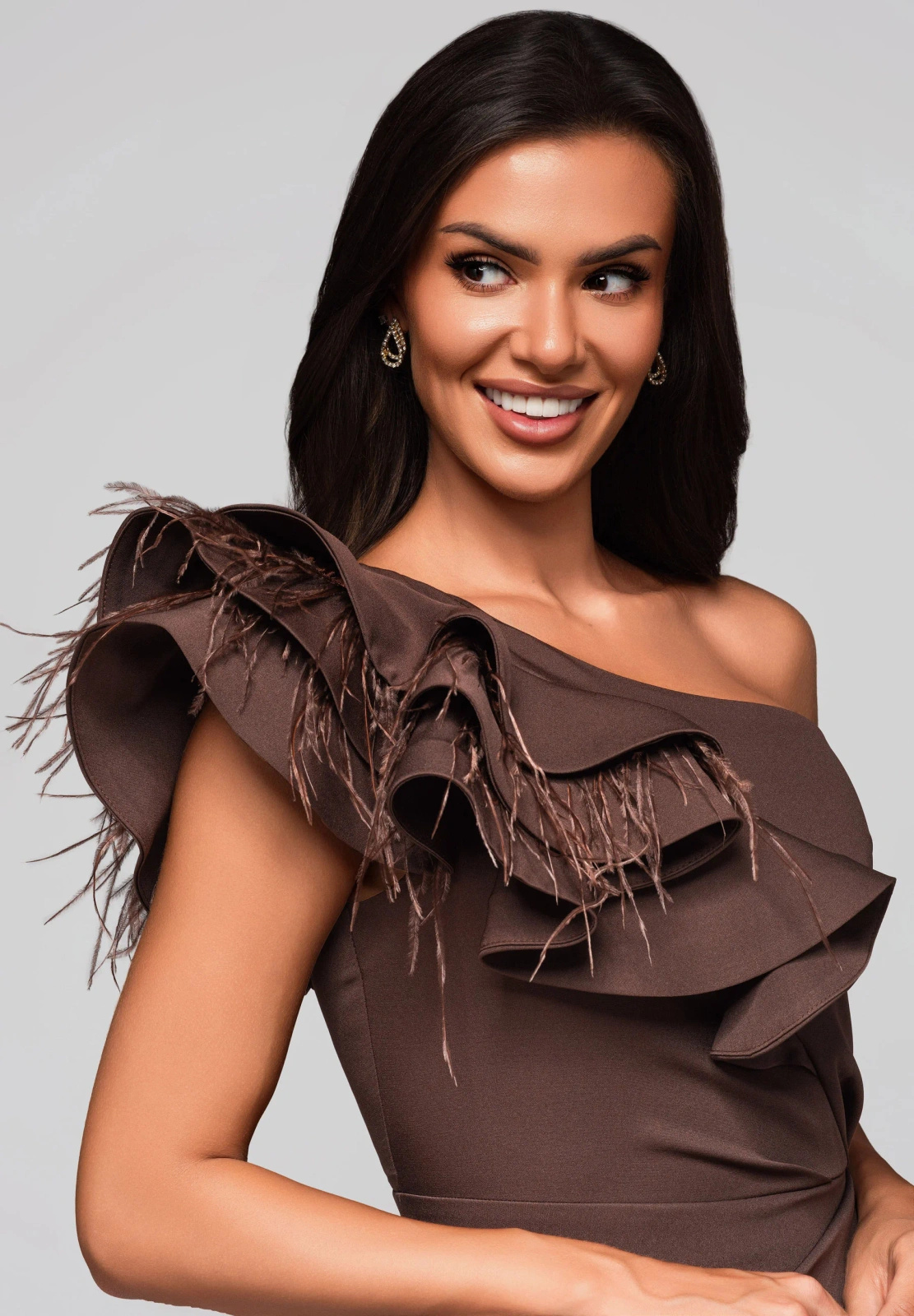 ELEGANCKA MAXI SUKIENKA Z PIÓRKAMI NA JEDNO RAMIĘ- czekoladowy