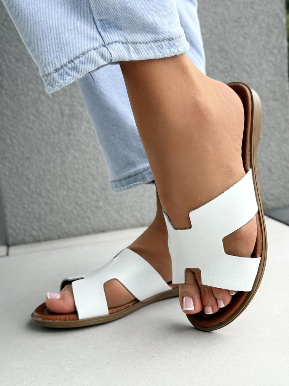 Klapki damskie ze skóry naturalnej Oli białe