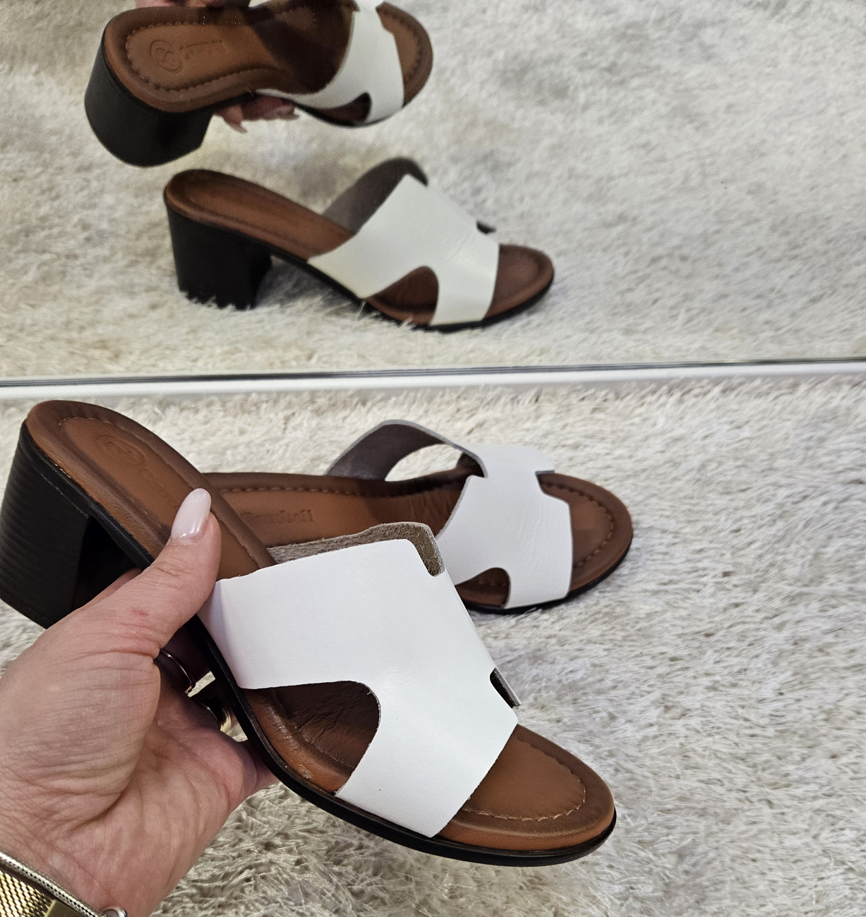 Klapki damskie na obcasie ze skóry naturalnej Olivia białe