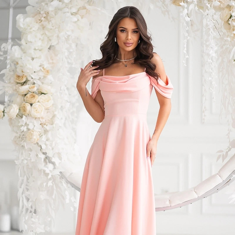 Różowa Sukienka Midi na Wesele z Opadającymi Ramionami Elegancka Rozkloszowana