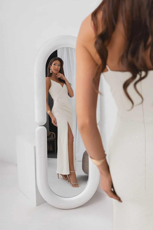 Elegancka dopasowama sukienka maxi Amira biała