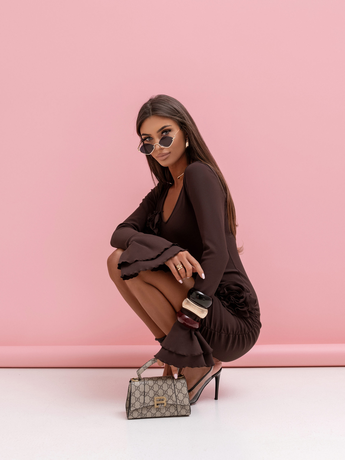 Elegancka Sukienka VENEZIA z różami i długim rękawem czekoladowy