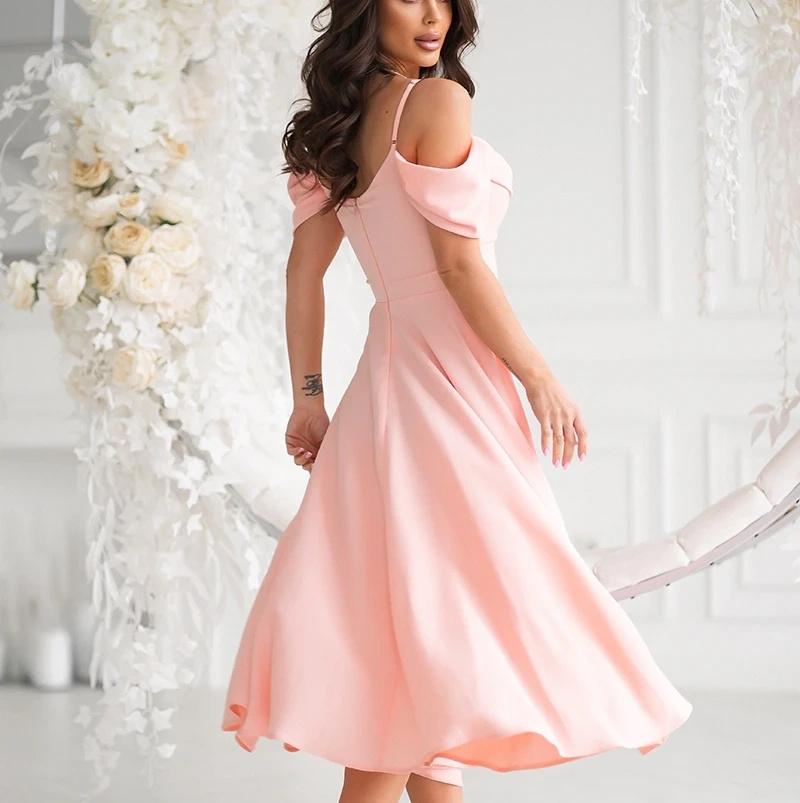 Różowa Sukienka Midi na Wesele z Opadającymi Ramionami Elegancka Rozkloszowana