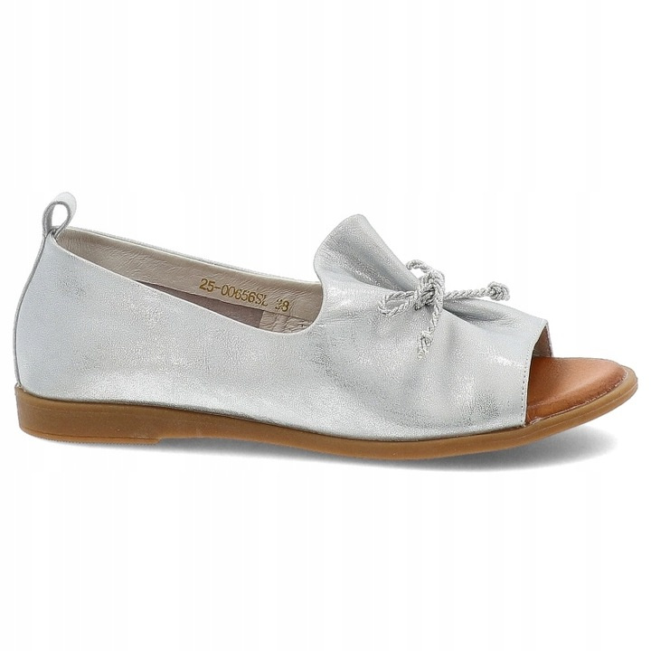 Srebrne sandały  damskie n apłaskim obcasie ze skóry naturalnej