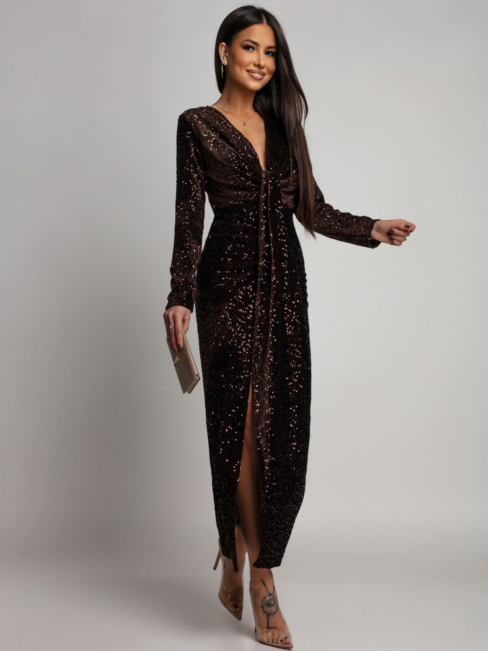 Elegancka Maxi Sukienka Cekinowa Wiola z długim rękawem czekoladowa