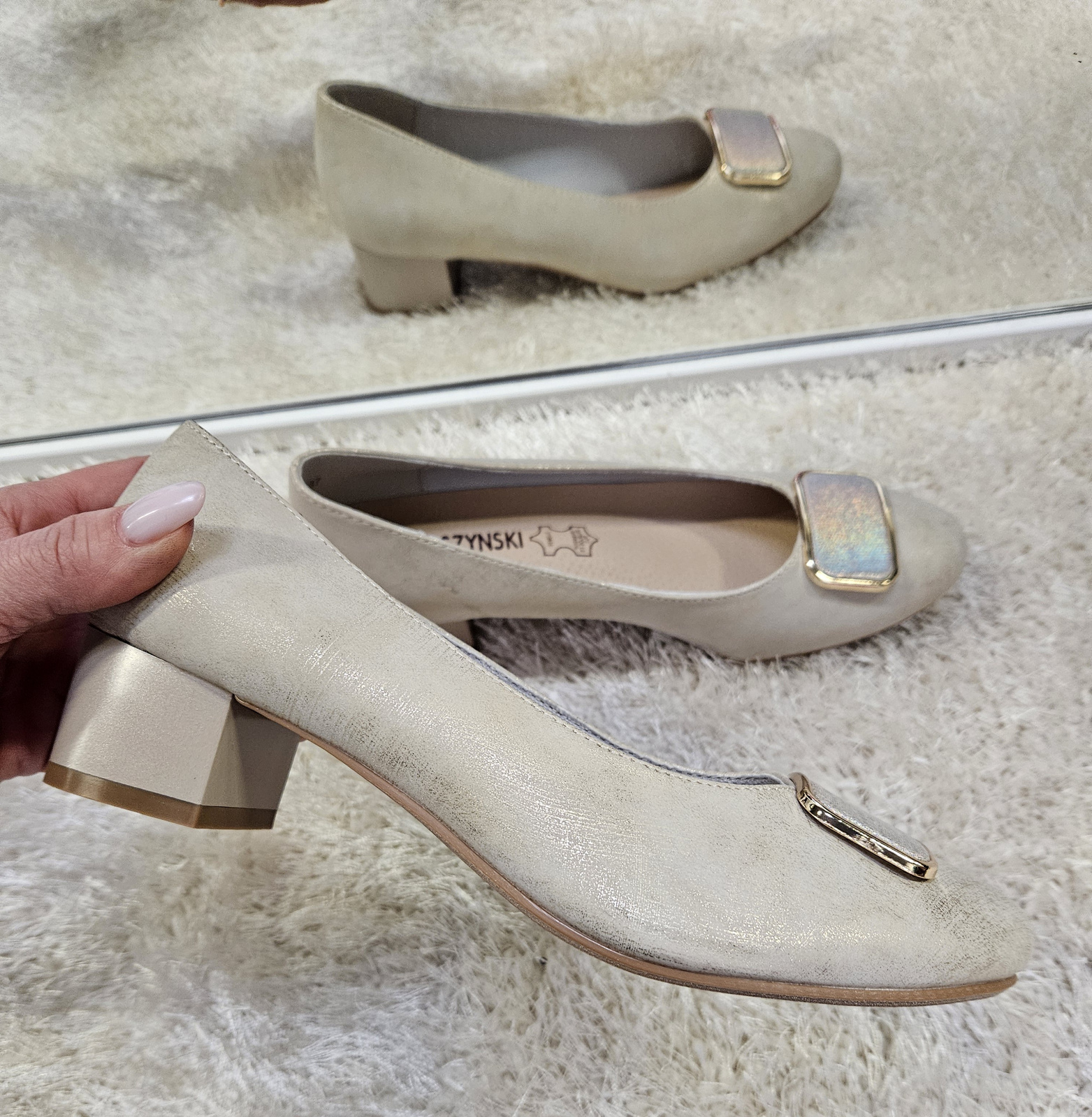 Eleganckie jasnobeżowe damskie czółenka półbuty na klocku Ada