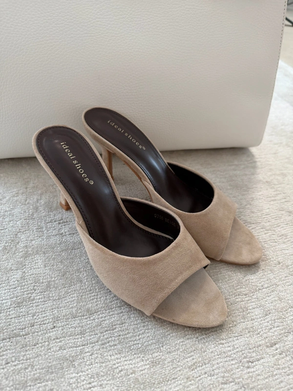 Klapki Camila na obcasie zamszowe jasnobeżowe 