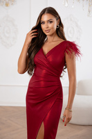 Długa taliowana sukienka Samira bordowa  z rozcięciem odsłaniającym nogę.