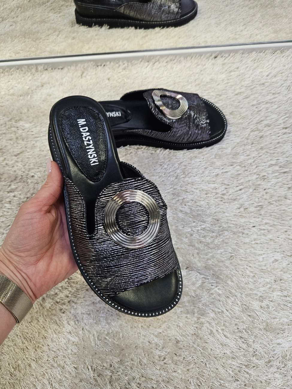 Stylowe czarne  klapki damskie na koturnie