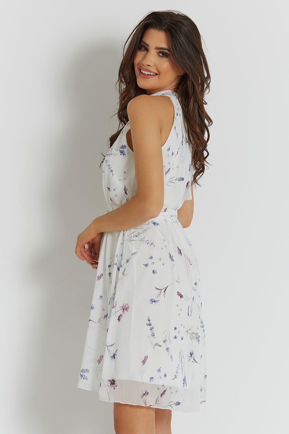  Liv Biała Elegancka Mini Sukienka Rozkloszowana Ze Stójką
