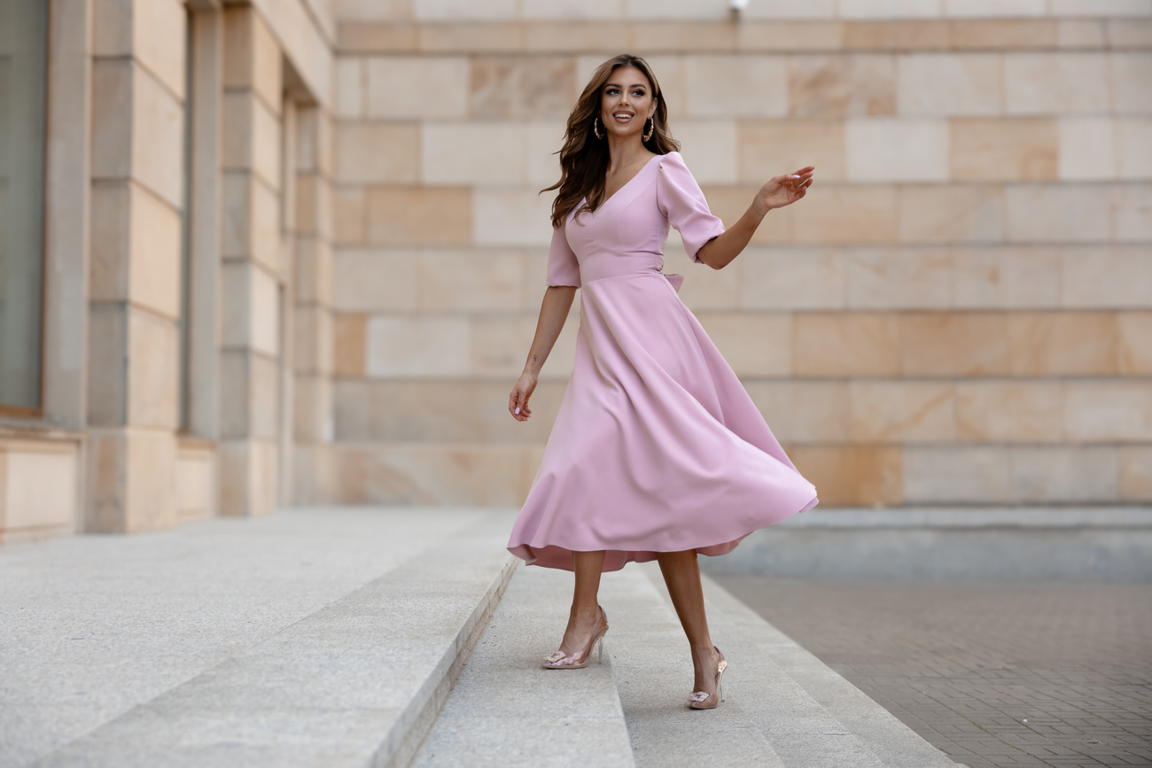 Elegancka midi Sukienka rozkloszowana Carmen różowy