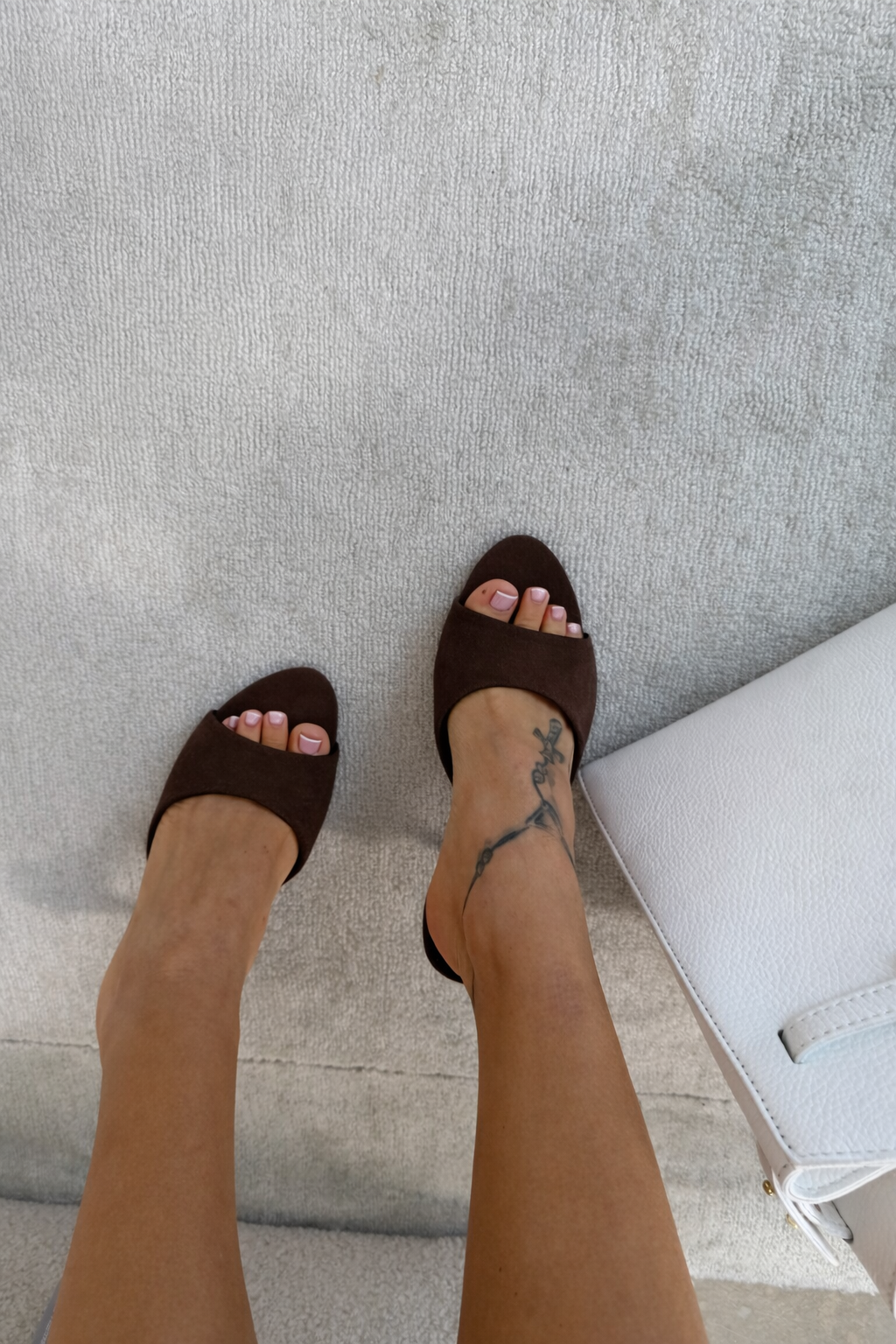 Klapki Camila na obcasie zamszowe czekoladowe