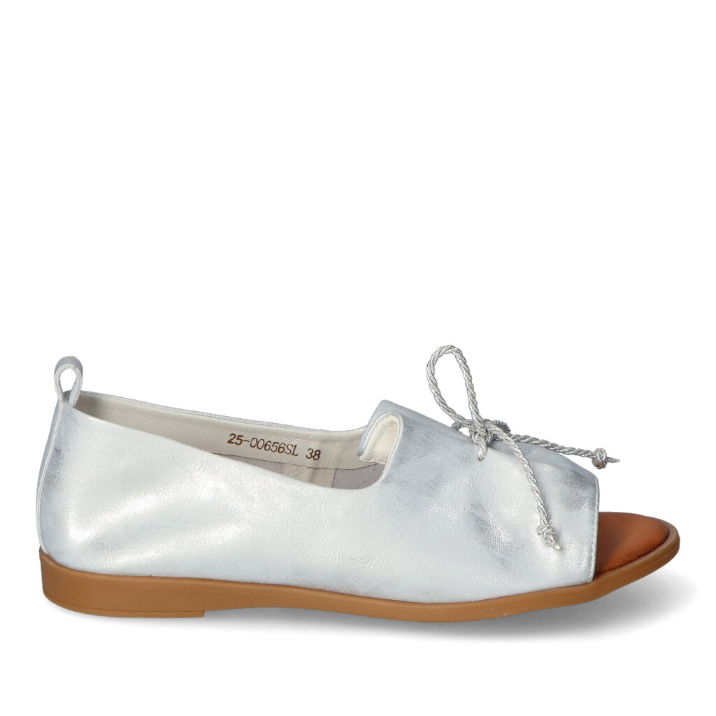 Srebrne sandały  damskie n apłaskim obcasie ze skóry naturalnej