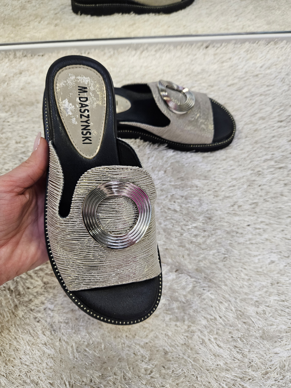 Stylowe srebrne klapki damskie na koturnie