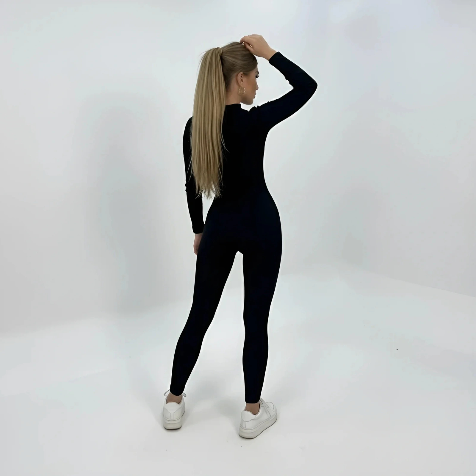 Kombinezon damski czarny prążkowany z zamkiem dopasowany elegancki