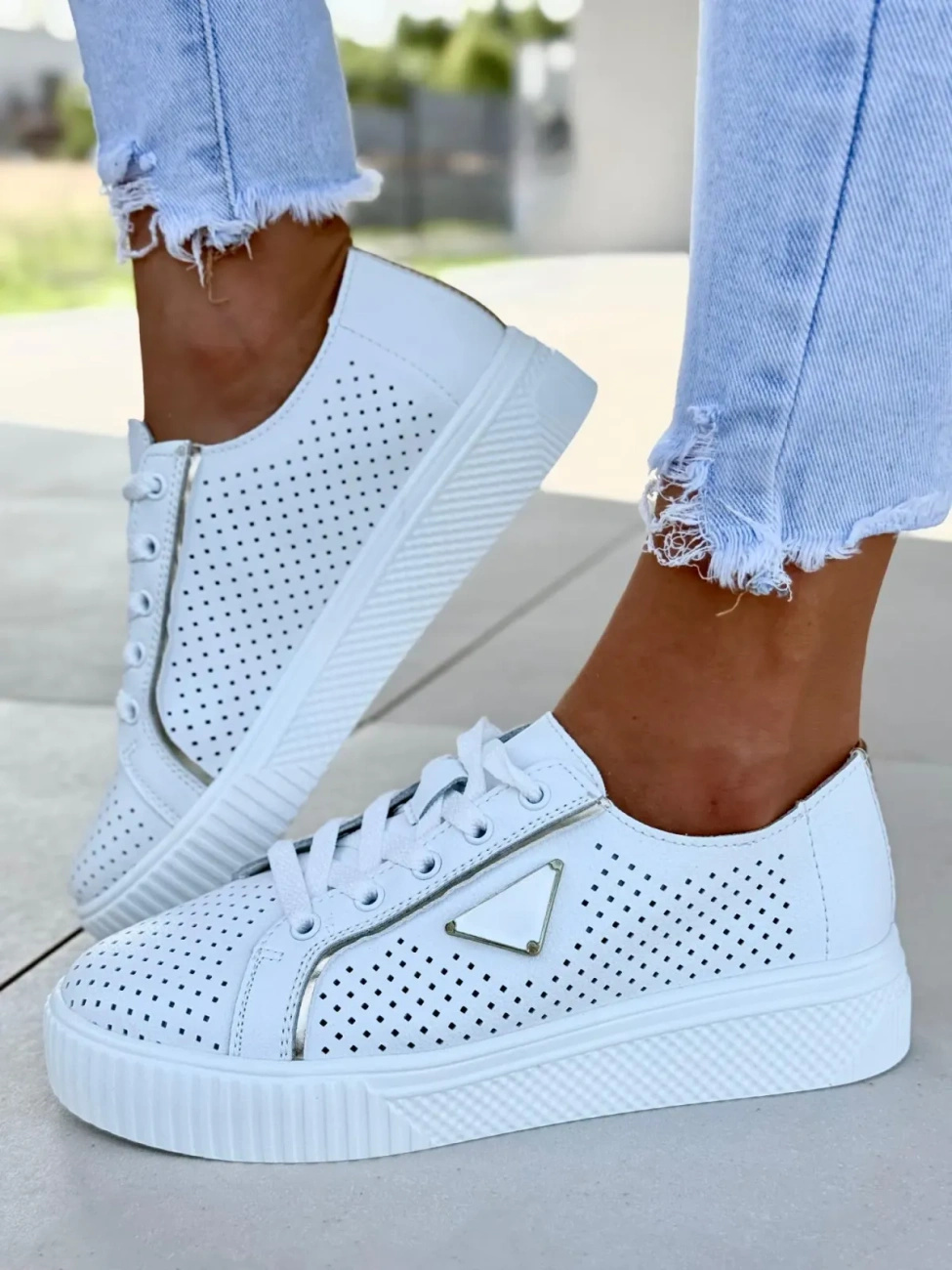 Białe ażurowe  skórzane półbuty damskie