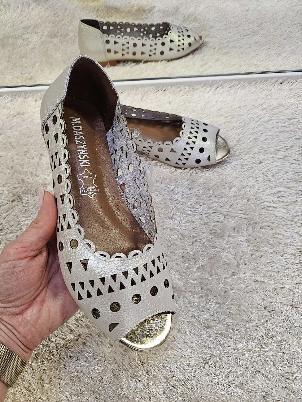 Sandały damskie na płaskim obcasie ze skóry naturalnej Gold