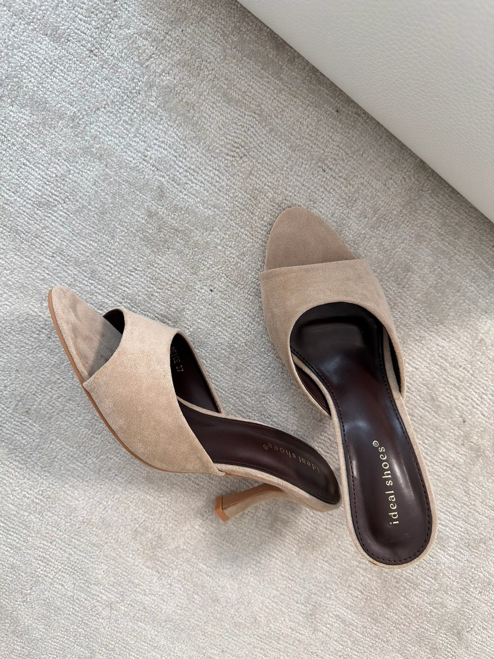 Klapki Camila na obcasie zamszowe jasnobeżowe 