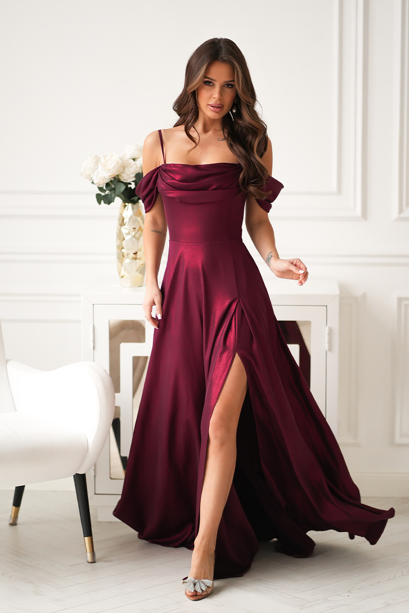 Elegancka Sukienka Z Drapowaniem, Rozcięciem I Błyszczącą Tkaniną bordowy