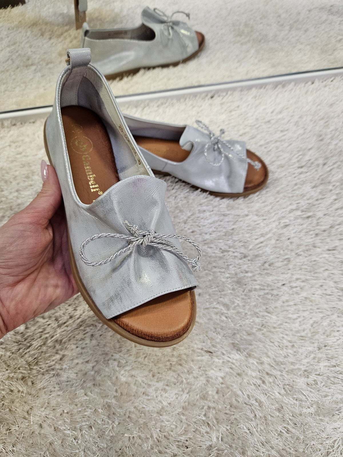 Srebrne sandały  damskie na płaskim obcasie ze skóry naturalnej