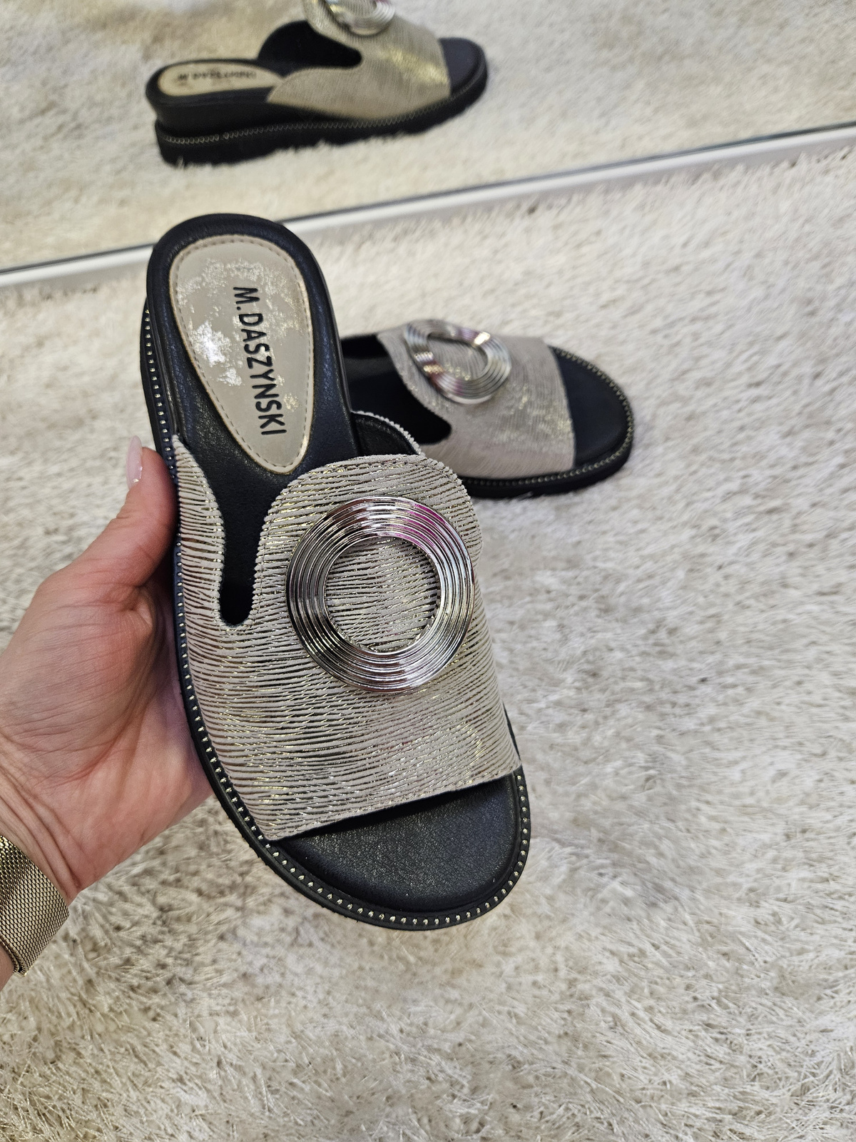 Stylowe srebrne klapki damskie na koturnie