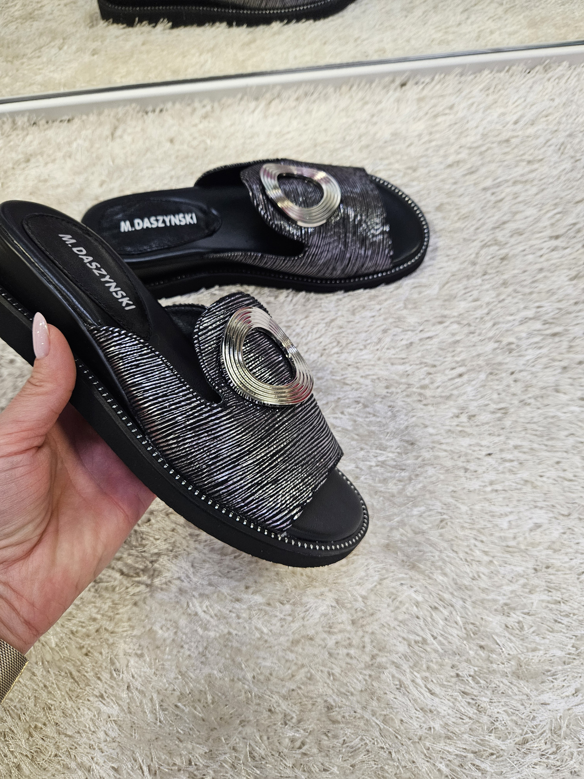 Stylowe czarne  klapki damskie na koturnie