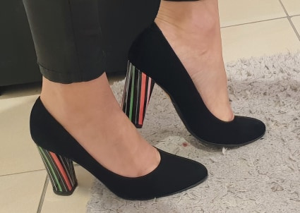 Czarne skórzane czółenka z kolorowym obczasem 