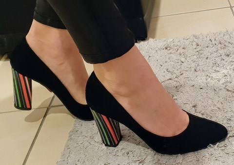 Czarne skórzane czółenka z kolorowym obczasem 