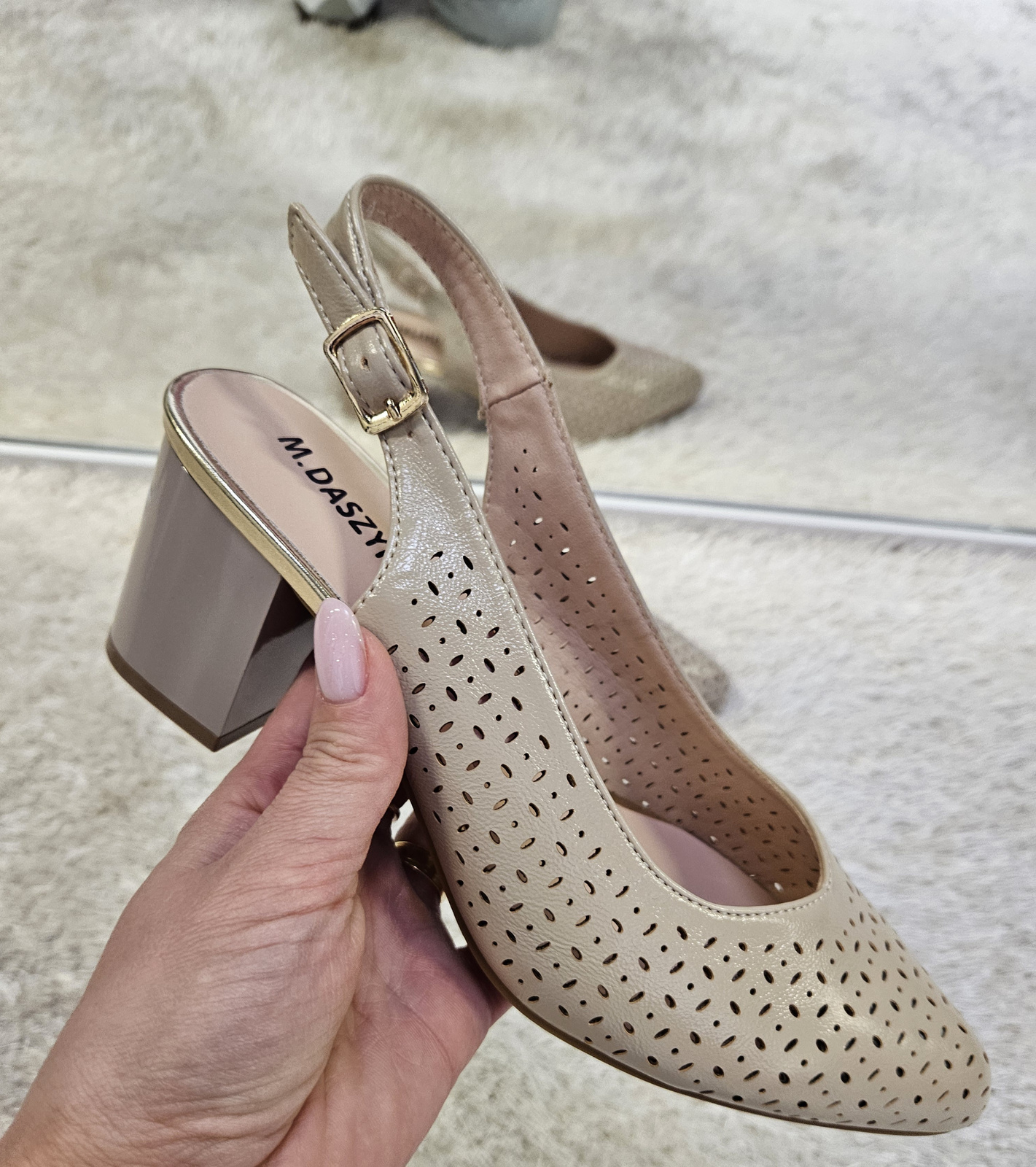 Eleganckie beżowe ażurowe czółenka damskie 