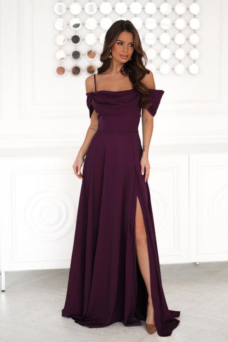 Elegancka Sukienka Z Drapowaniem, Rozcięciem I Błyszczącą Tkaniną śliwka