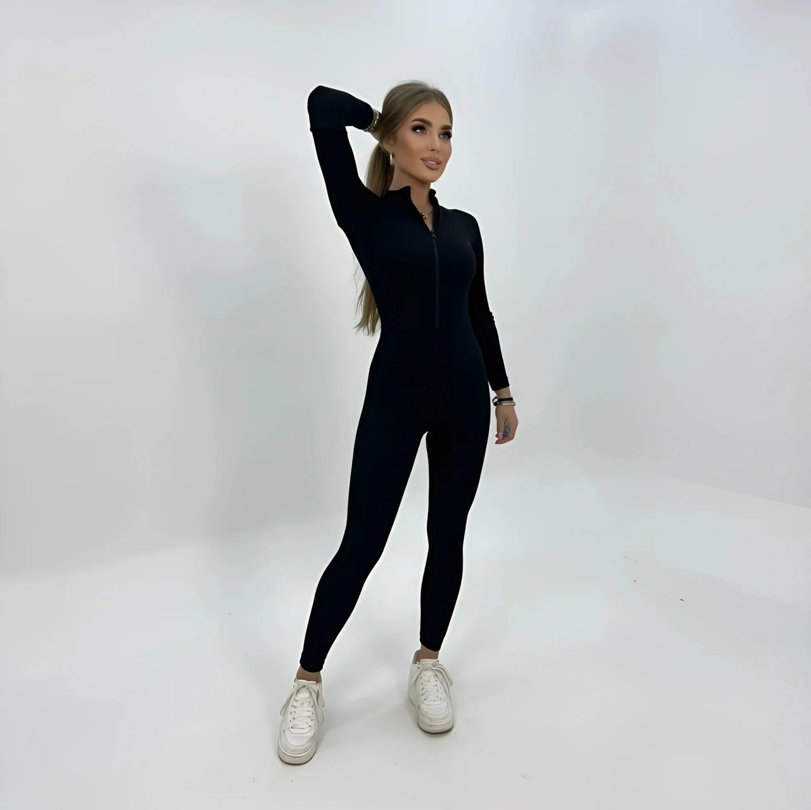 Kombinezon damski czarny prążkowany z zamkiem dopasowany elegancki