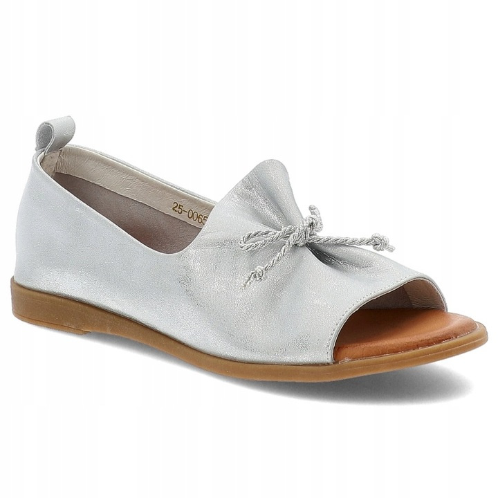 Srebrne sandały  damskie n apłaskim obcasie ze skóry naturalnej