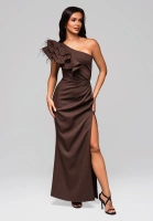 ELEGANCKA MAXI SUKIENKA Z PIÓRKAMI NA JEDNO RAMIĘ- czekoladowy