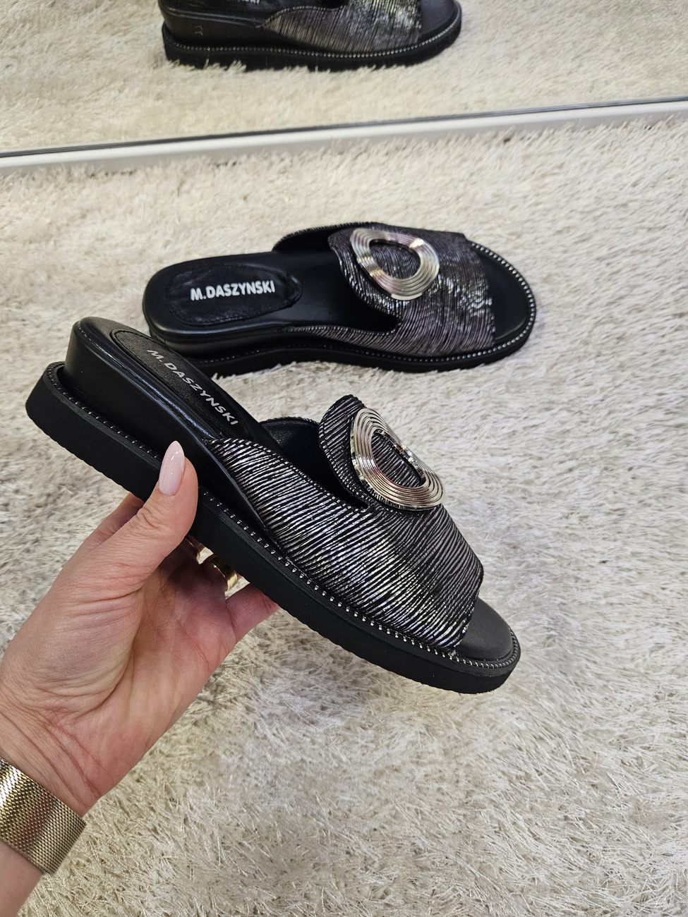 Stylowe czarne  klapki damskie na koturnie