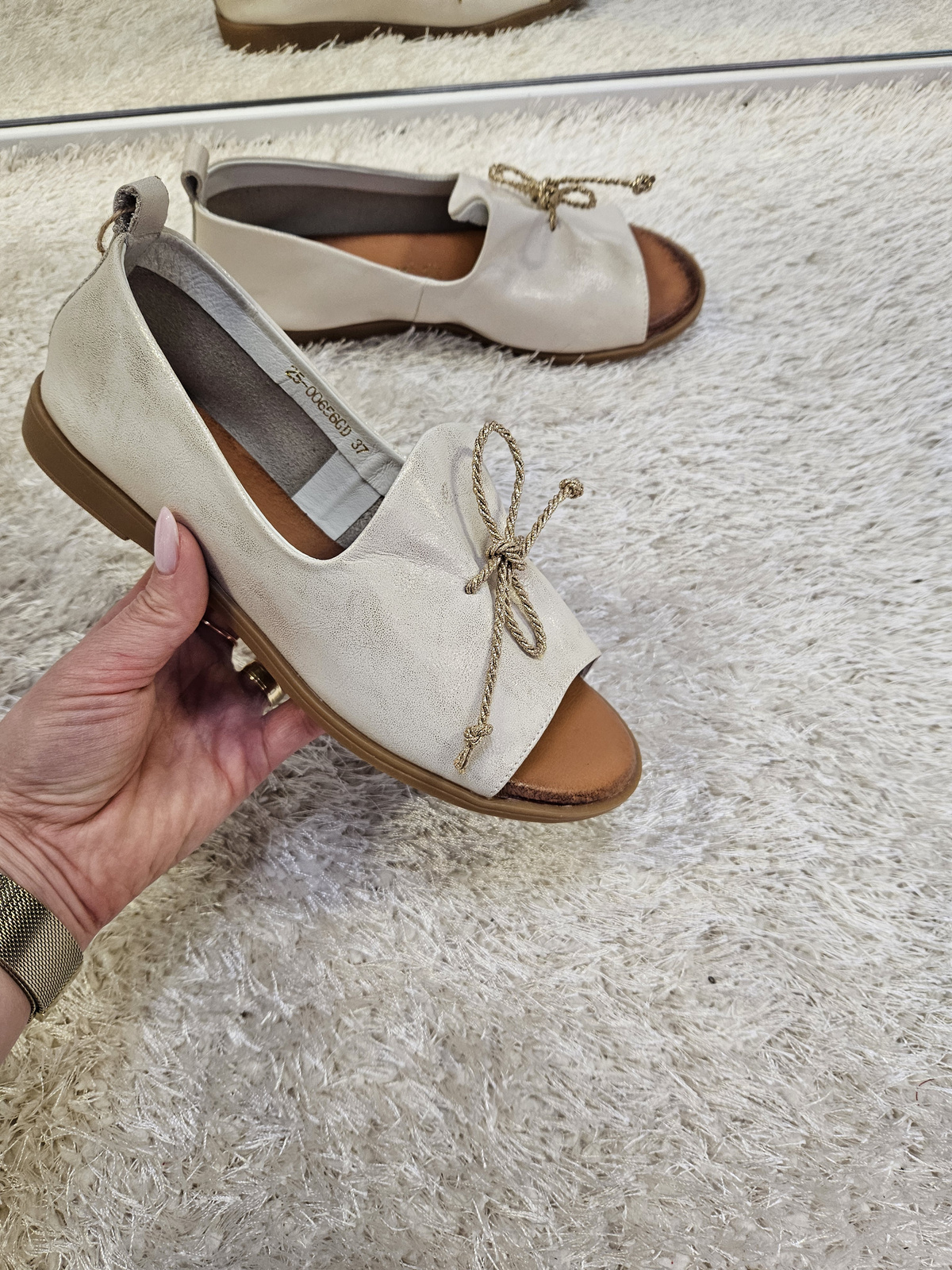 Złote sandały  damskie na płaskim obcasie ze skóry naturalnej