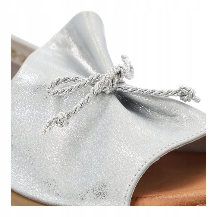 Srebrne sandały  damskie na płaskim obcasie ze skóry naturalnej