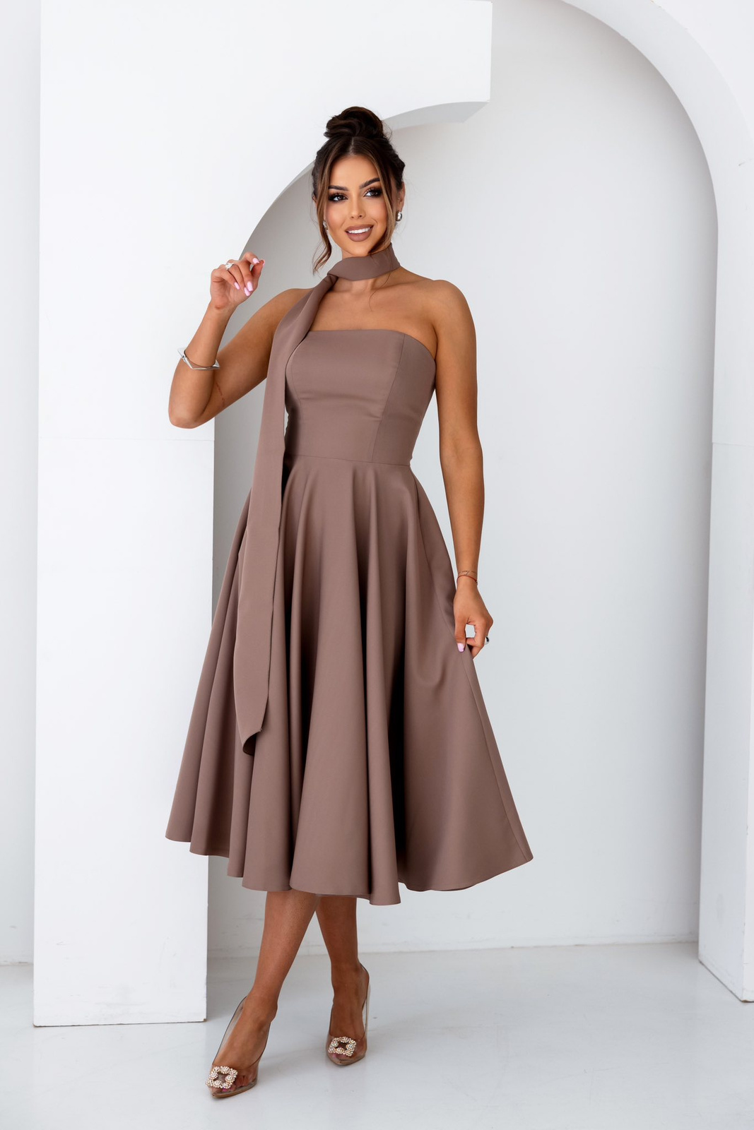 Elegancka gorsetowa midi Sukienka Asti fango