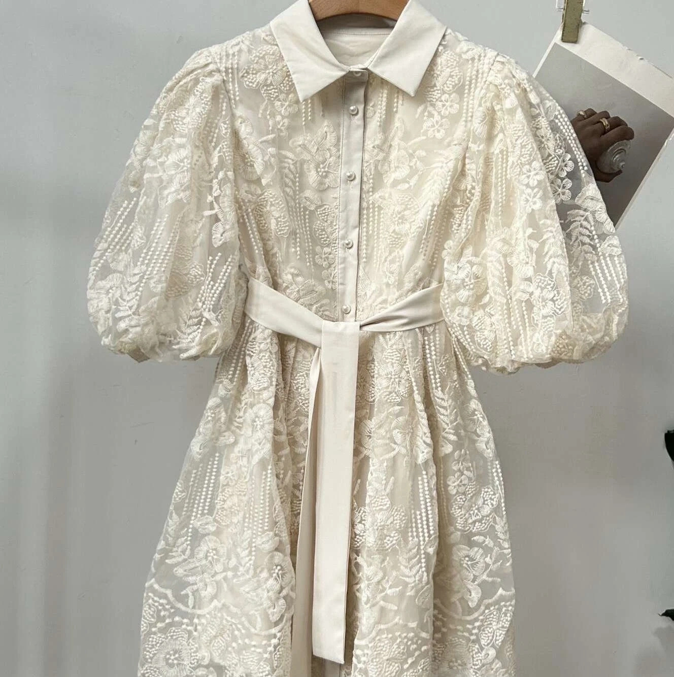 Sukienka koronkowa beżowa elegancka GLAMOUR bufiaste rękawy wesele komunia