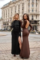 Drapowana maxi  sukienka Veloria z odkrytymi plecami w kolorze czarnym