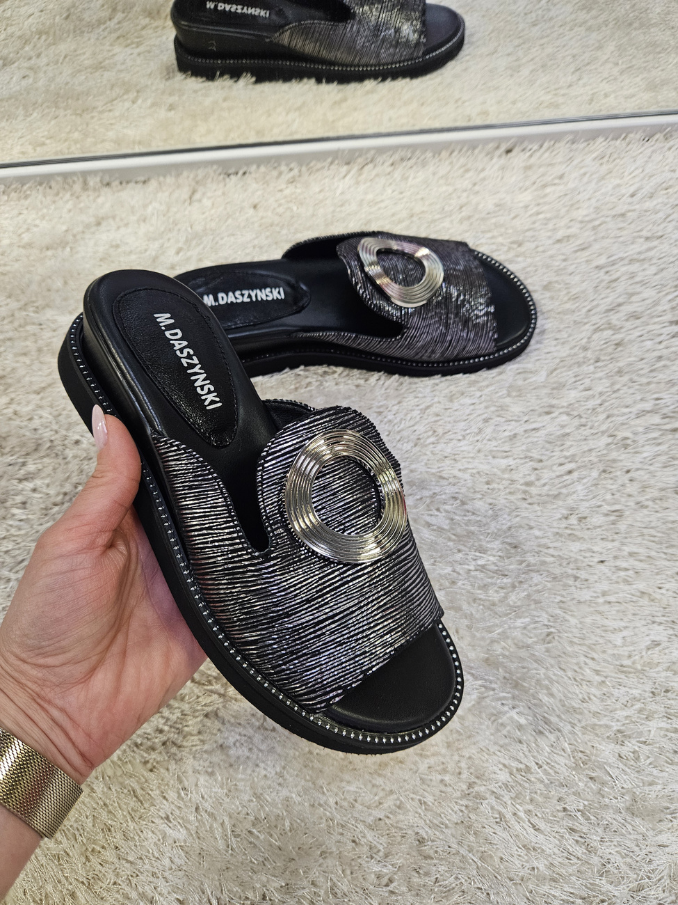 Stylowe czarne  klapki damskie na koturnie