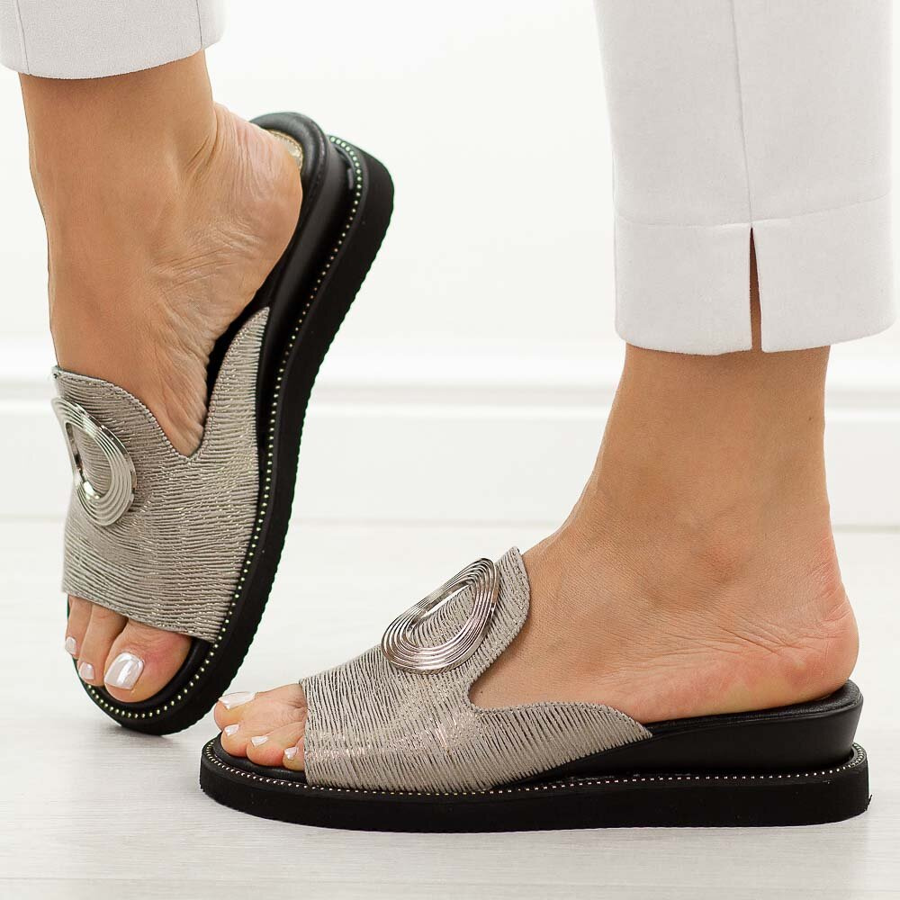 Stylowe srebrne klapki damskie na koturnie