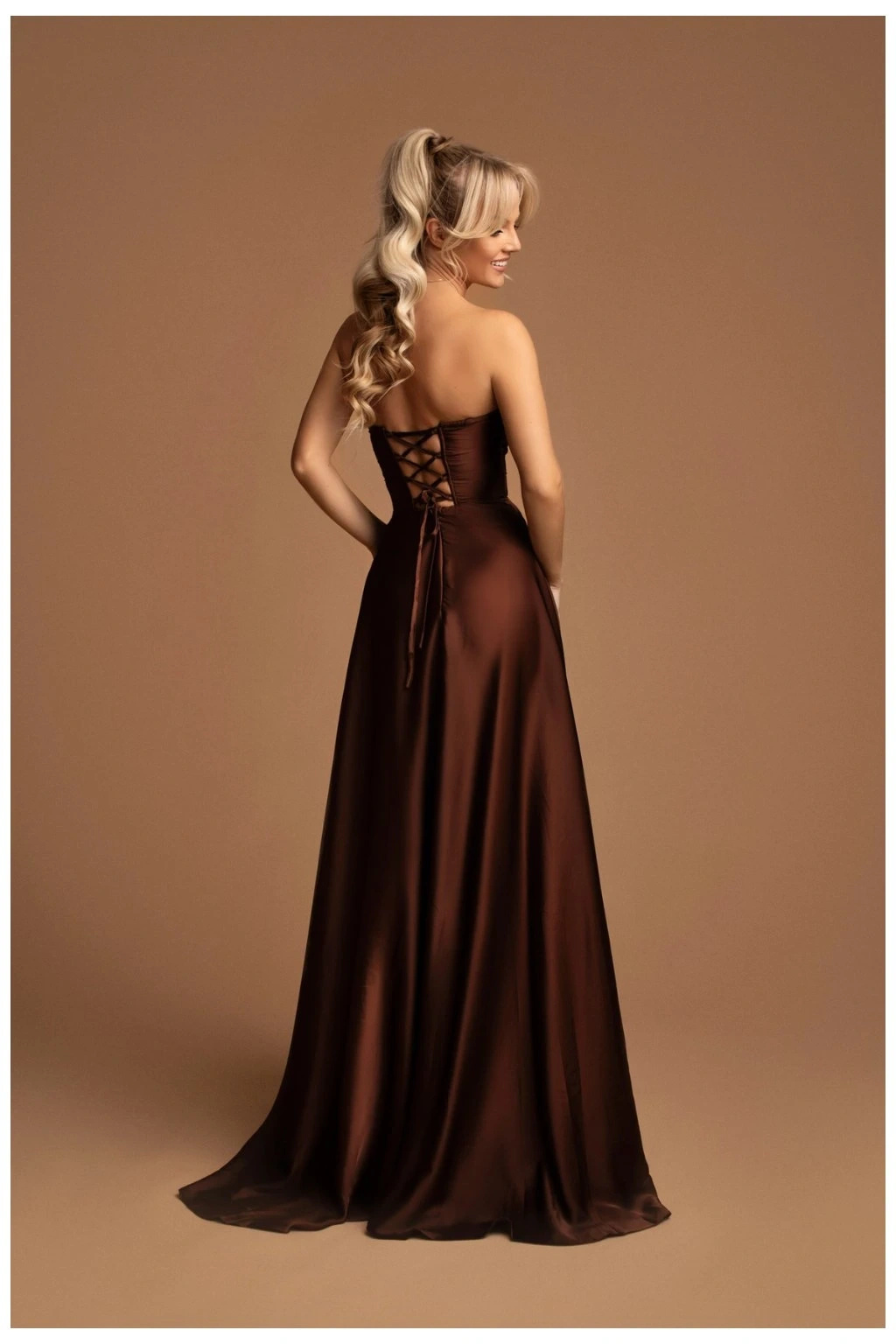 Elegancka  MAXI Sukienka satynowa EMMA - czekolada