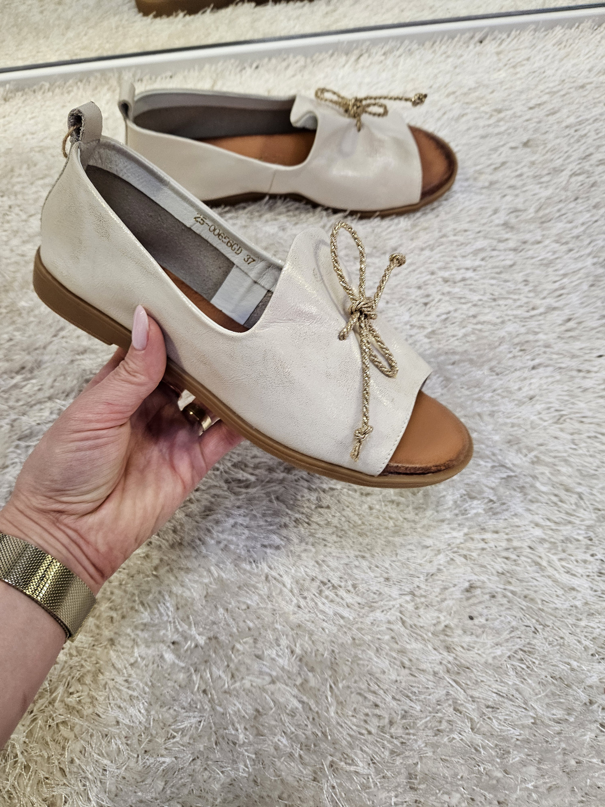 Złote sandały  damskie na płaskim obcasie ze skóry naturalnej