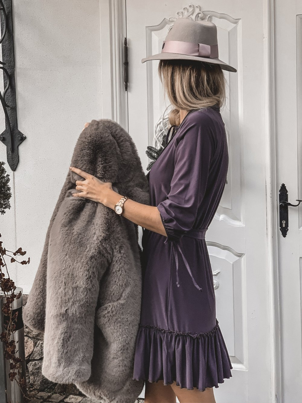 Grafitowa  Roksana Z Falbaną Mini Sukienka Rozkloszowana Na Co Dzień
