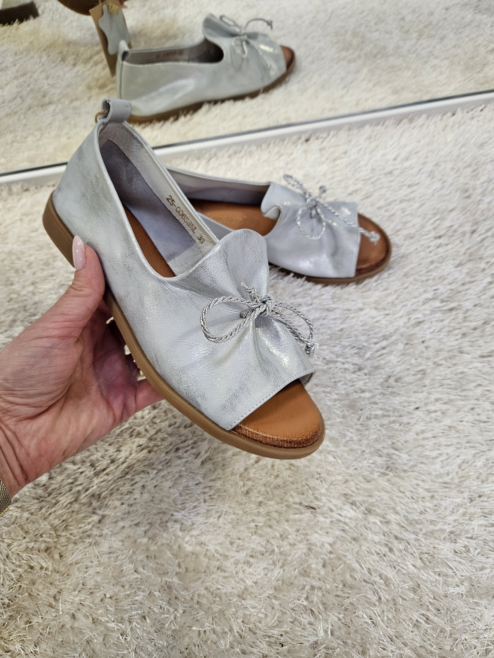 Srebrne sandały  damskie na płaskim obcasie ze skóry naturalnej