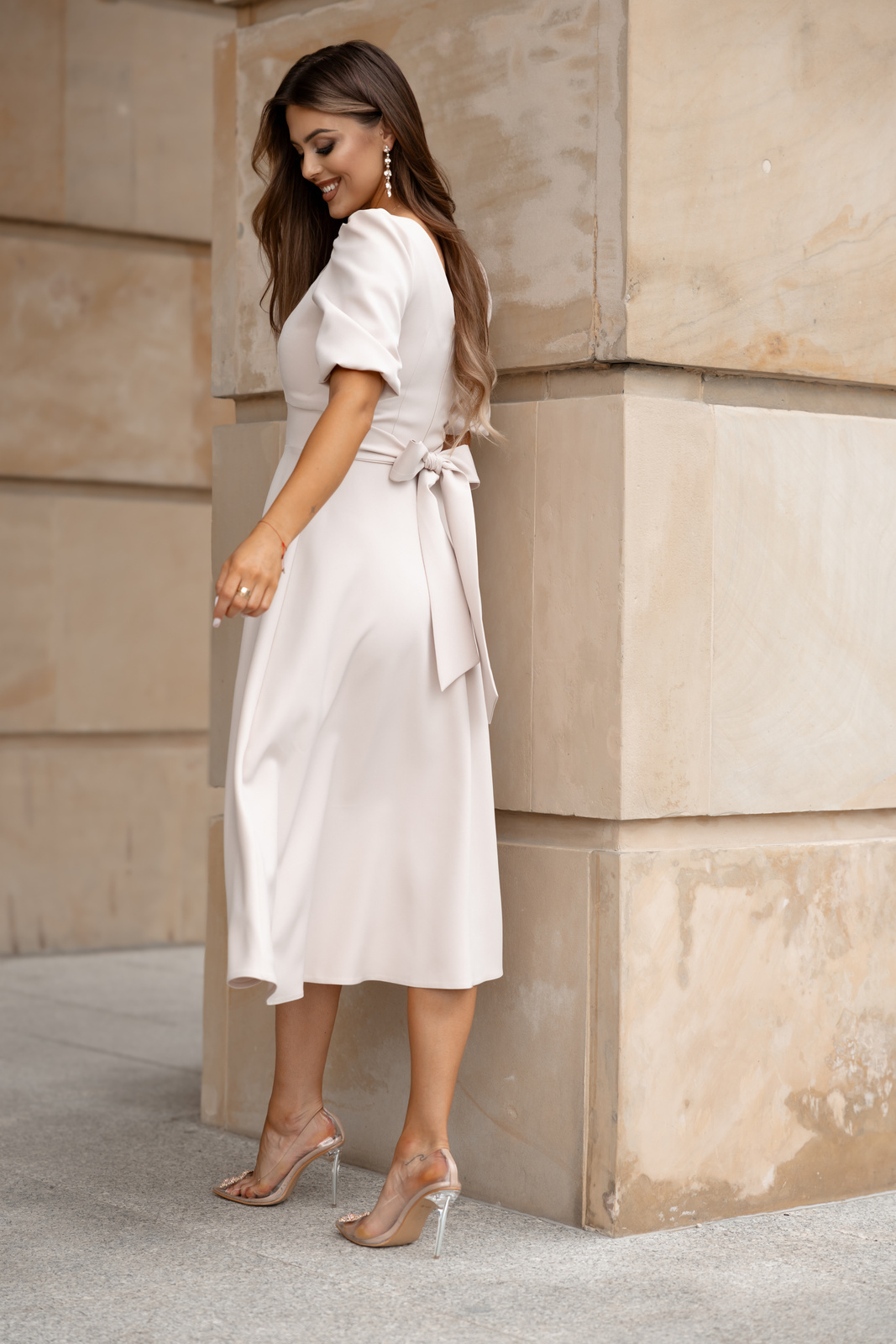 Elegancka midi Sukienka rozkloszowana Carmen beżowa